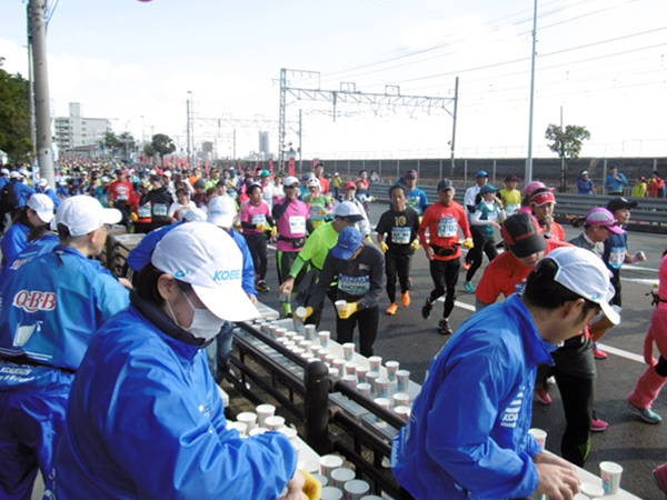 「神戸マラソン」給水ボランティア参加