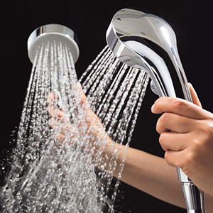 ミラーにお湯を掛けても曇りにくく、水アカも落ちやすいからお手入れが簡単。