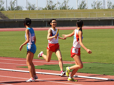 4×400mリレー 左 小崎選手 右 瀧川選手