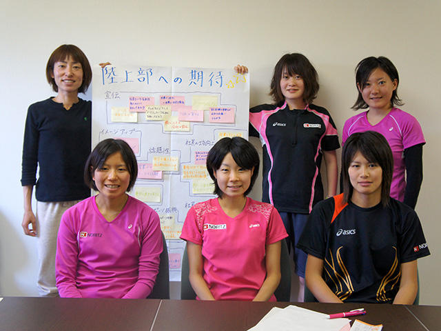 前列　左から　下山選手　津崎選手　中林選手　後列　左から　大山選手　近藤選手　岩出選手