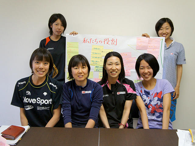 前列　左から　堀江選手　谷マネージャー　小﨑選手　井上選手　後列　左から　石本選手　中野選手