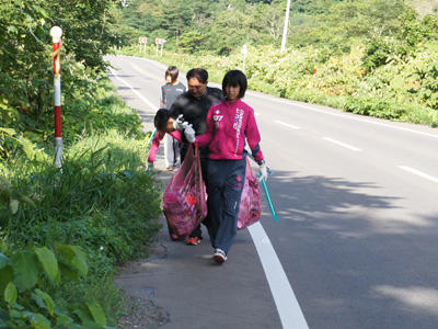 周辺道路のゴミ拾い