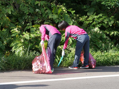 周辺道路のゴミ拾い