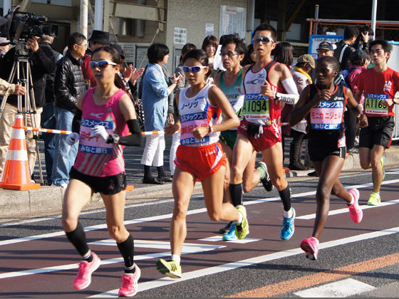 左から2番目 津崎選手