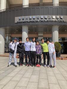 小崎ヘッドコーチ（左）と　選手6名