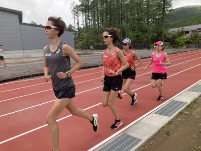 競技場でのＡＴ走（左から藤村晴菜・藤村晶菜・平野・澤田の各選手）