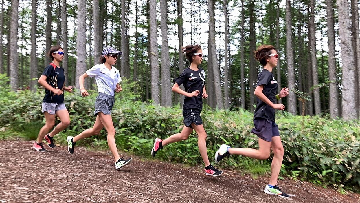 クロスカントリーロードでの練習（左から清水・平野・藤村晶菜・藤村晴菜の各選手）