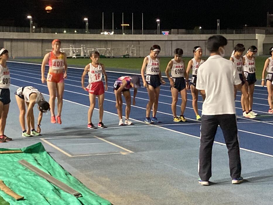 3000ｍスタート前の澤田月乃選手（ゼッケン番号１６）