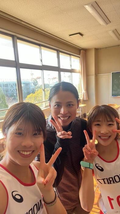 レース後大会アンバサダーの小林友梨子さんと記念撮影 　左から白木選手・小林アンバサダー・澤田選手