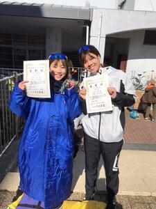 表彰状を手に　左：澤田選手　右：白木選手