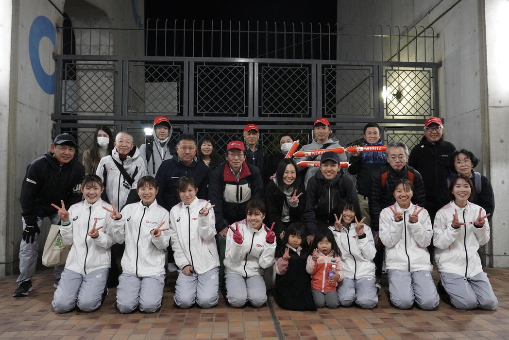 女子陸上競技部と後援会メンバー