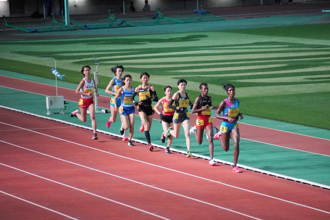 先頭集団後方で力走する藤村選手