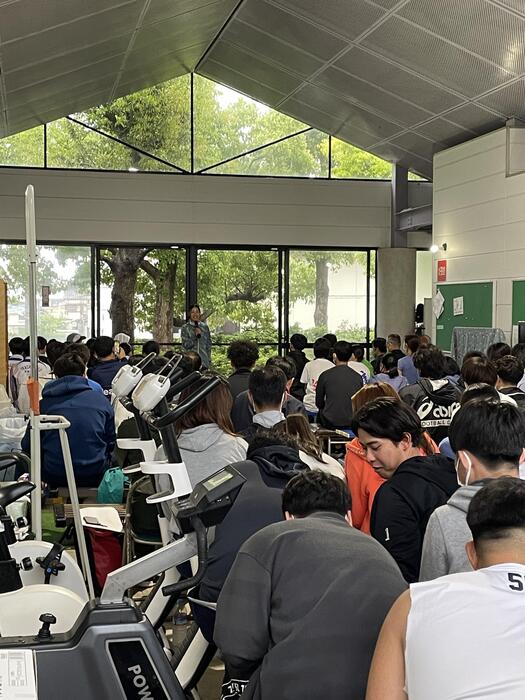 参加者へ演説する小﨑ヘッドコーチ①