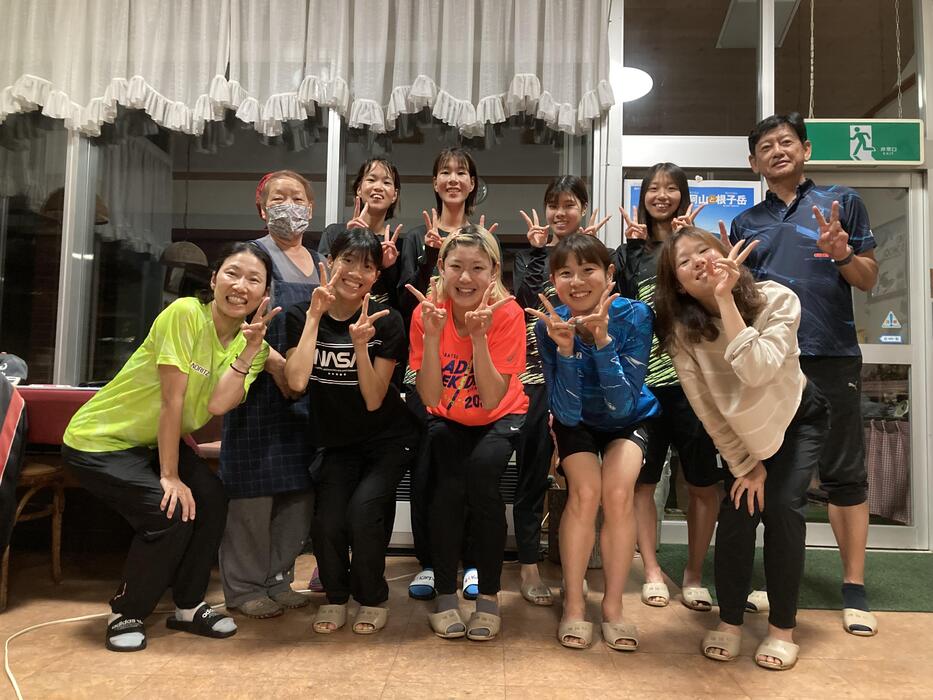 宿舎のお母さんと集合写真