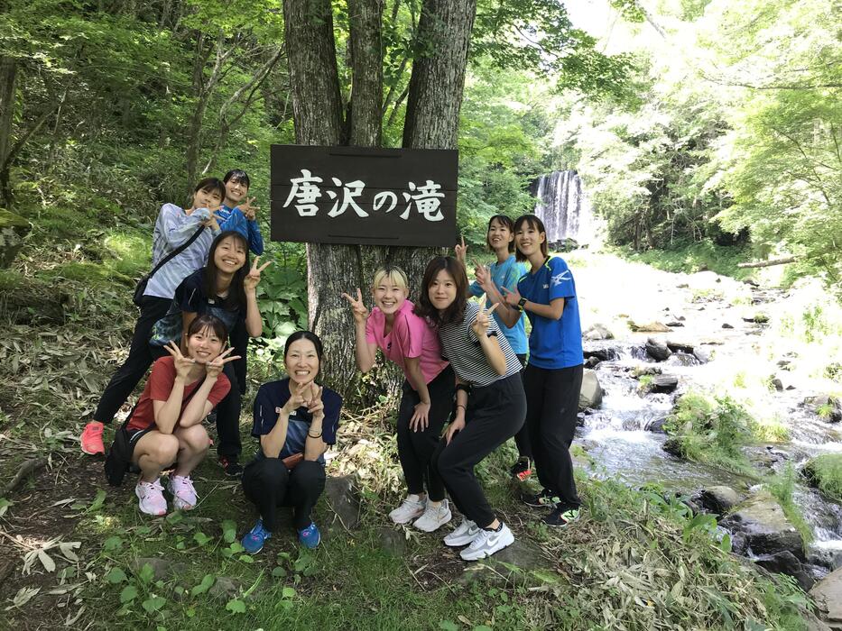 滝の前で集合写真