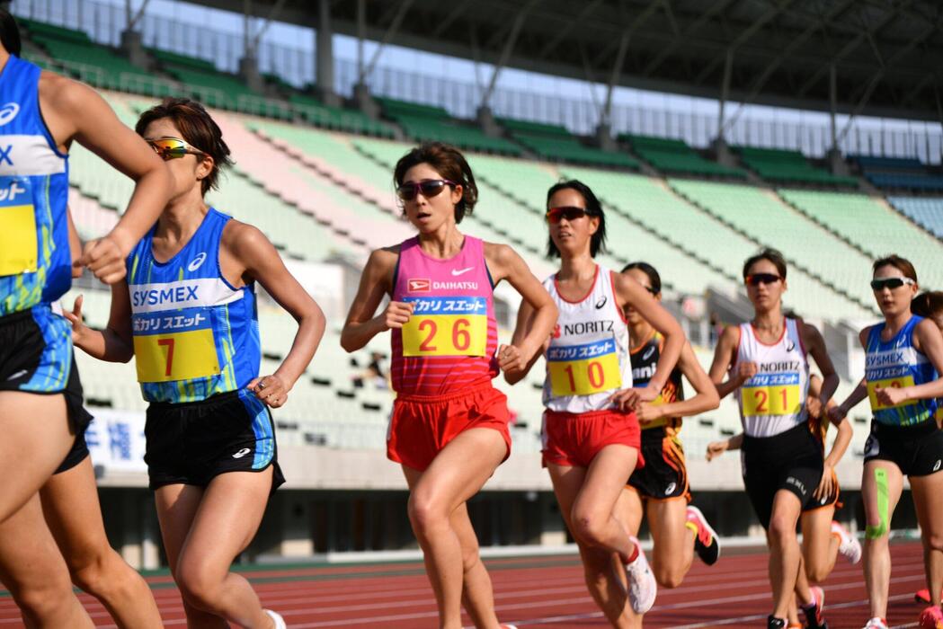 レースの様子②(手前:藤村晶菜・後方:清水里名)