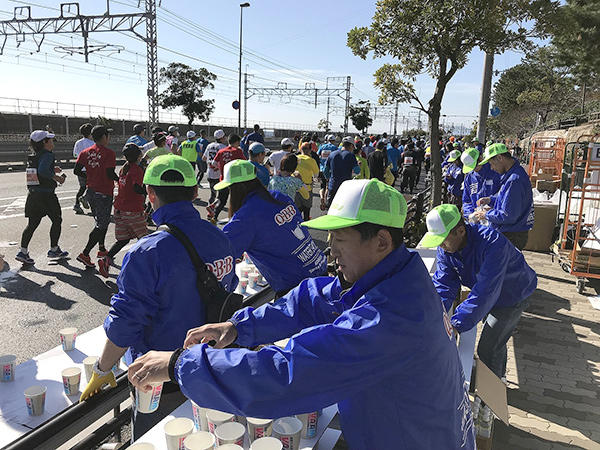「神戸マラソン」給水ボランティア参加