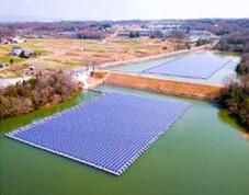 兵庫県小野市の水上フロート式 メガソーラため池の上に太陽光パネルを浮かべている写真