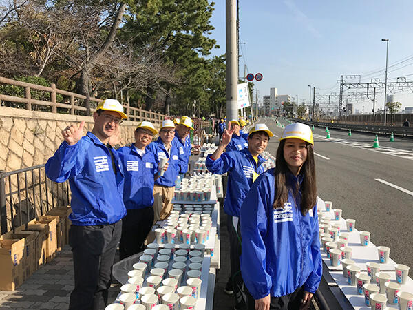 「神戸マラソン」給水ボランティア参加