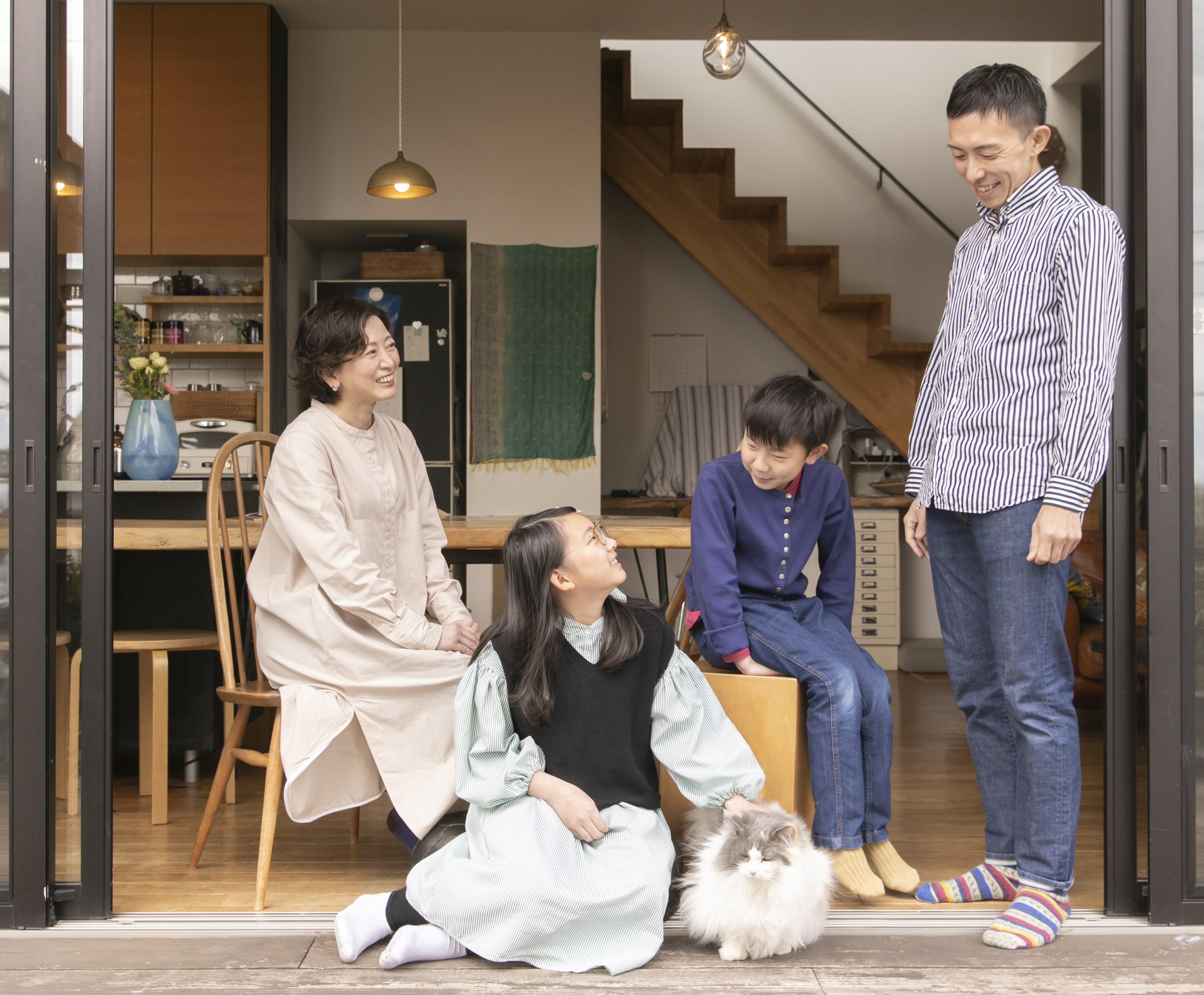 共働きで忙しい家庭と給湯器のある暮し